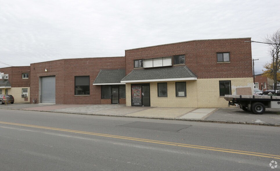 496 Grand Blvd, Westbury, NY for sale - Building Photo - Image 1 of 1