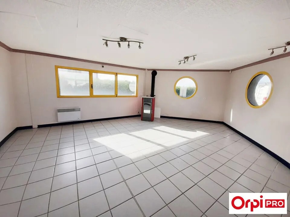 Office in Pommeret for lease Interior Photo- Image 1 of 6