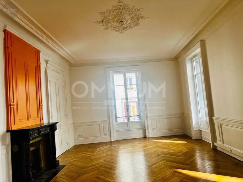 Office in Lyon for lease - Interior Photo - Image 3 of 10