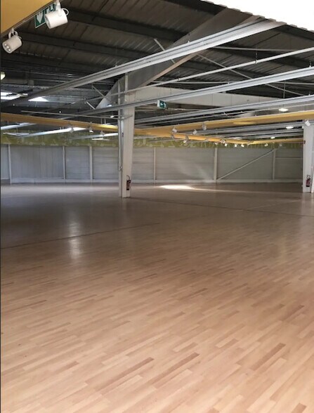 Retail in Maurepas for lease - Interior Photo - Image 3 of 6