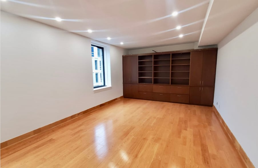 255 Rue Notre-Dame O, Montréal, QC for lease - Interior Photo - Image 2 of 5