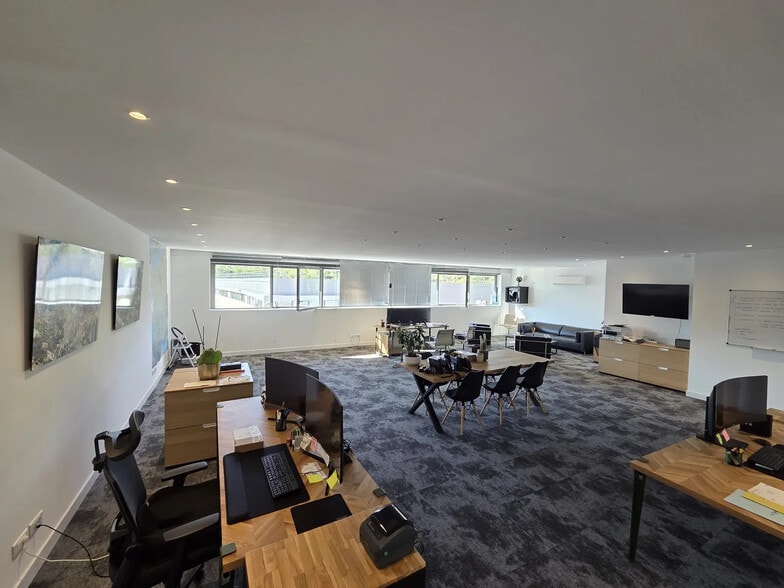 564 Avenue Des Rosiers, La Ciotat for lease - Interior Photo - Image 2 of 5