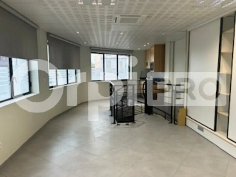 Office in Lyon for lease - Interior Photo - Image 2 of 5