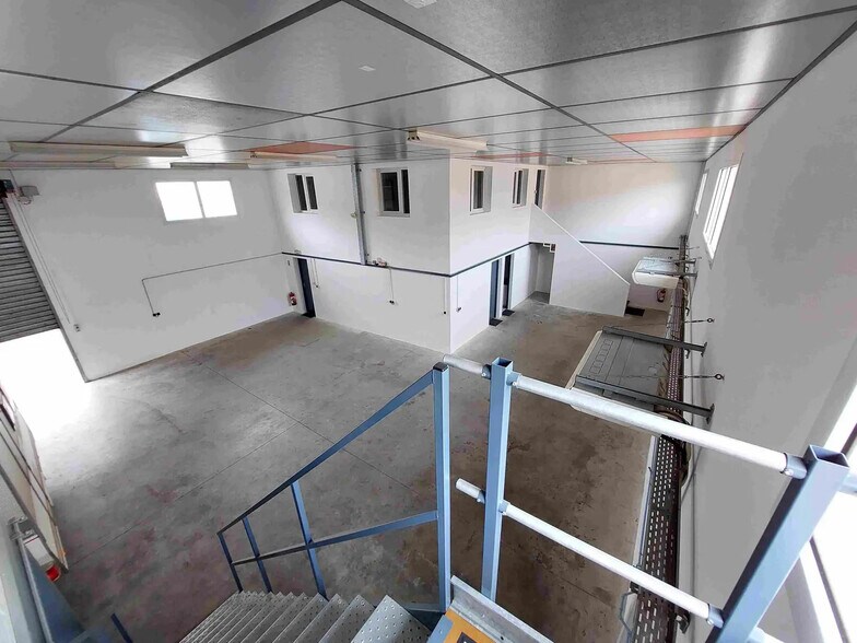 Flex in Toussieu for lease - Interior Photo - Image 2 of 9