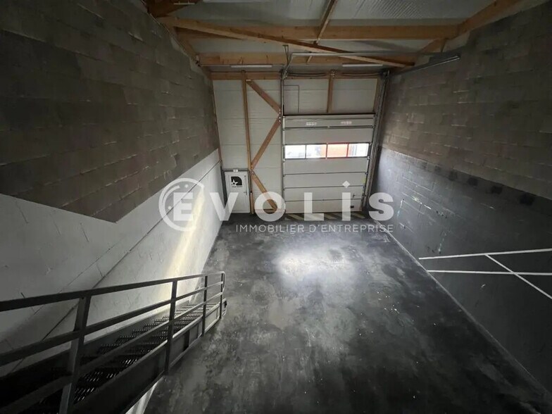 Flex in Combs-la-Ville for lease - Interior Photo - Image 2 of 9