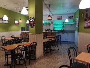 Retail in Barcelona, Barcelona for lease Interior Photo- Image 2 of 6