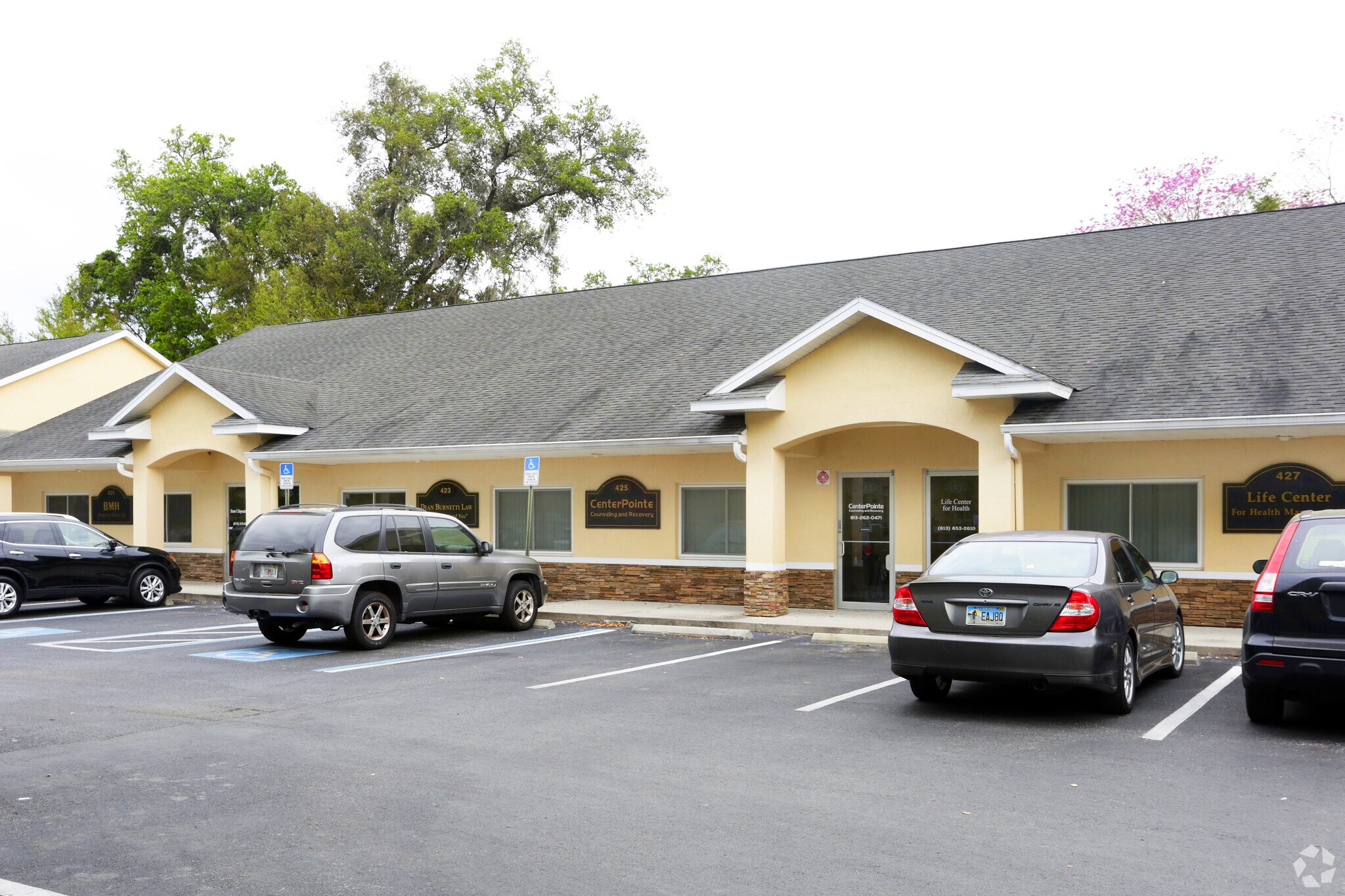 421-437 Lithia Pinecrest Rd, Brandon, FL for lease Building Photo- Image 1 of 9