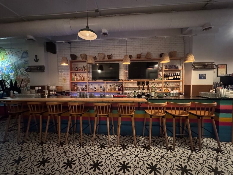 208 Grand St, Brooklyn, NY for lease - Building Photo - Image 2 of 12