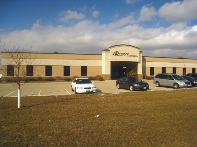 1950 Boyson Rd, Hiawatha, IA for sale - Primary Photo - Image 1 of 1