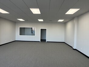 3180 W Clearwater Ave, Kennewick, WA for lease Interior Photo- Image 2 of 5