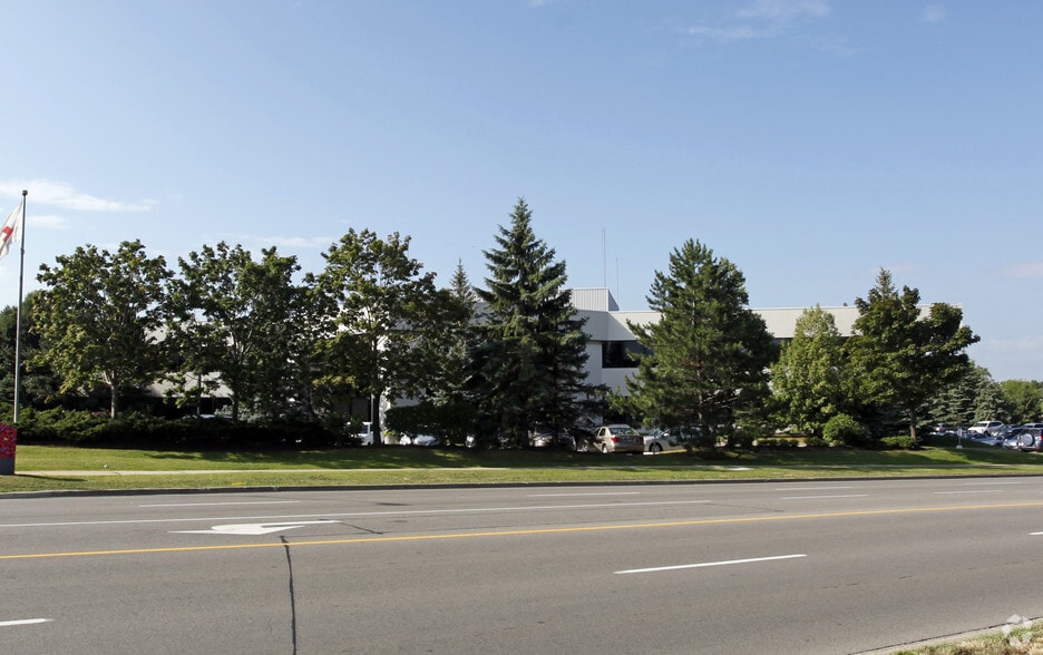 5700 Cancross Ct, Mississauga, ON for sale - Primary Photo - Image 1 of 1