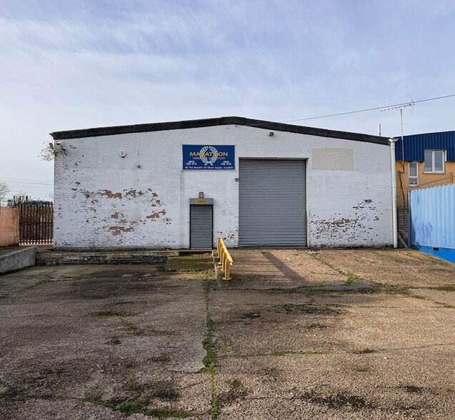 Unit 1-2 Uphall Rd, Ilford for lease - Building Photo - Image 2 of 5