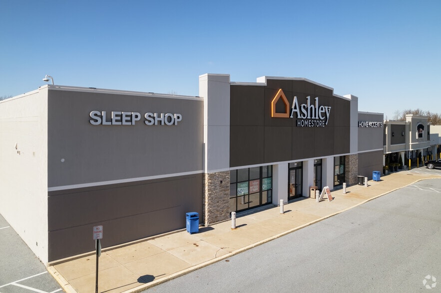 Park City Plaza portfolio of 2 properties for sale on LoopNet.com - Primary Photo - Image 3 of 7