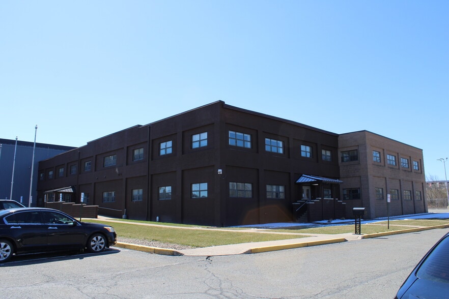 101 Carleton Ave, Hazleton, PA for lease - Building Photo - Image 3 of 18