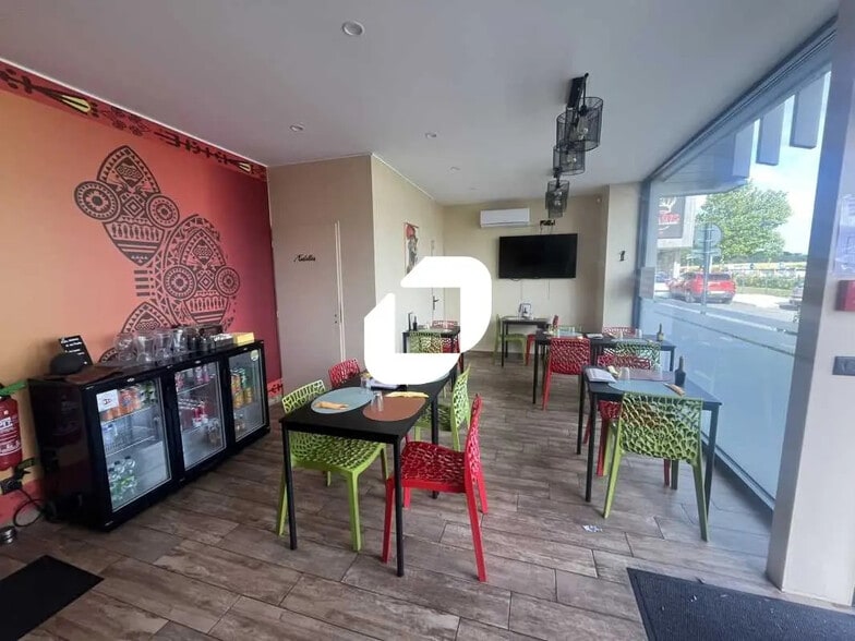 Retail in Fontenay-le-Vicomte for lease - Interior Photo - Image 2 of 11