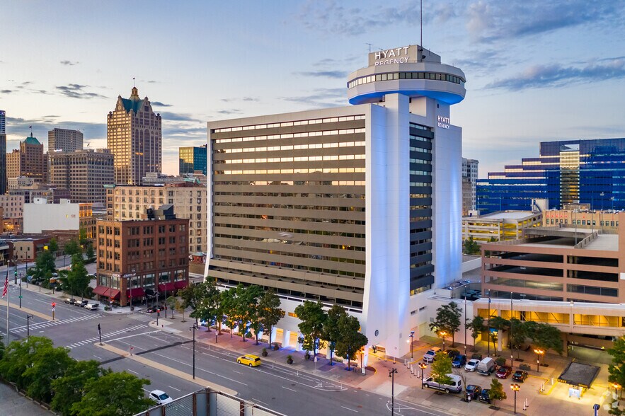 333 W Kilbourn Ave, Milwaukee, WI for sale - Primary Photo - Image 1 of 1