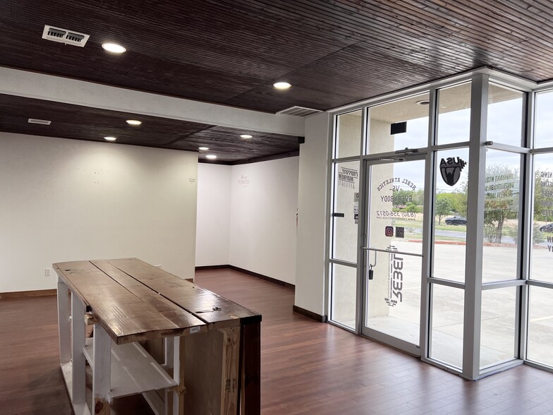 4447 Thousand Oaks, San Antonio, TX for lease - Lobby - Image 1 of 5