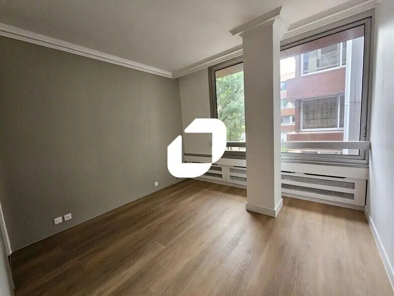 Office in Le Chesnay-Rocquencourt for lease - Interior Photo - Image 3 of 7