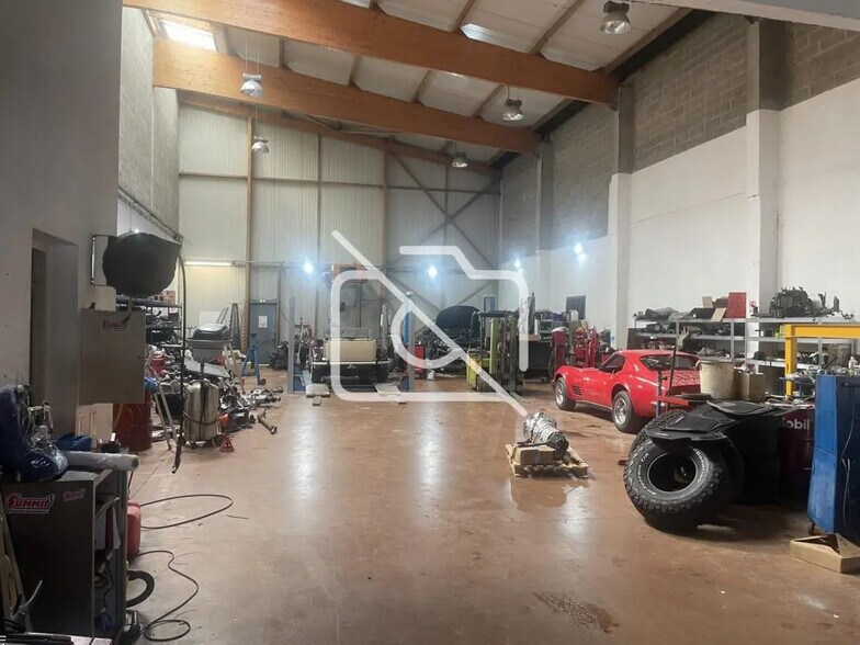 Industrial in Pontault-Combault for sale - Interior Photo - Image 2 of 5