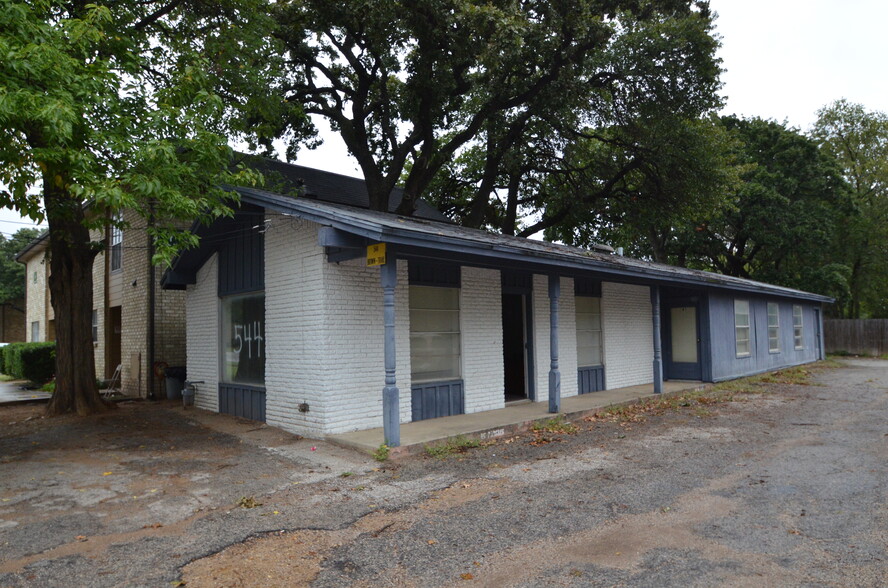 544 Brown Trl, Hurst, TX for lease - Primary Photo - Image 1 of 25