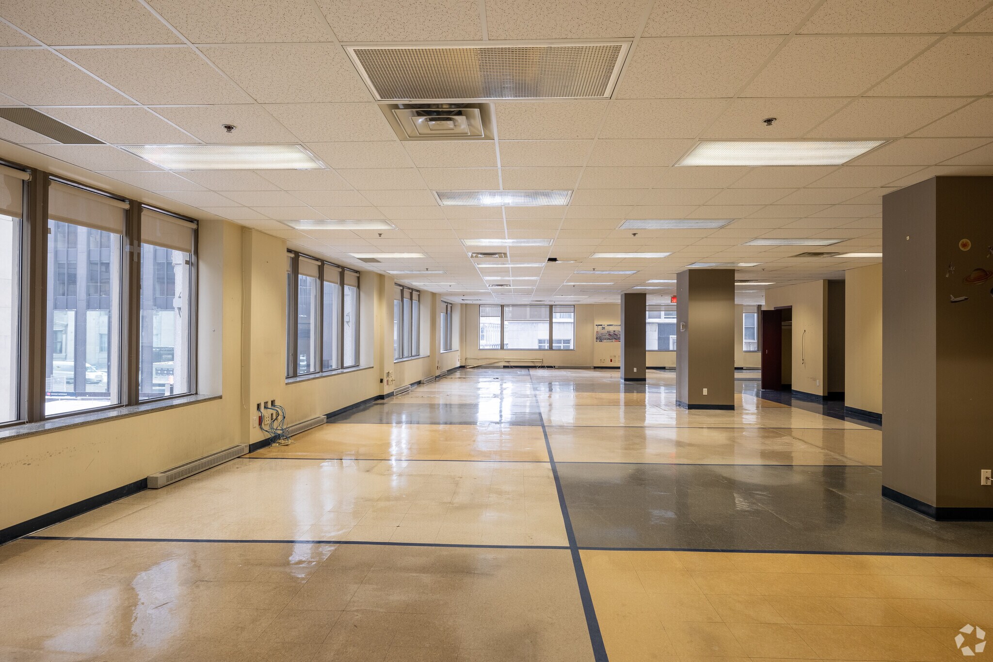 215 Rue SaintJacques, Montréal, QC H2Y 1M6 Dominion Express Building