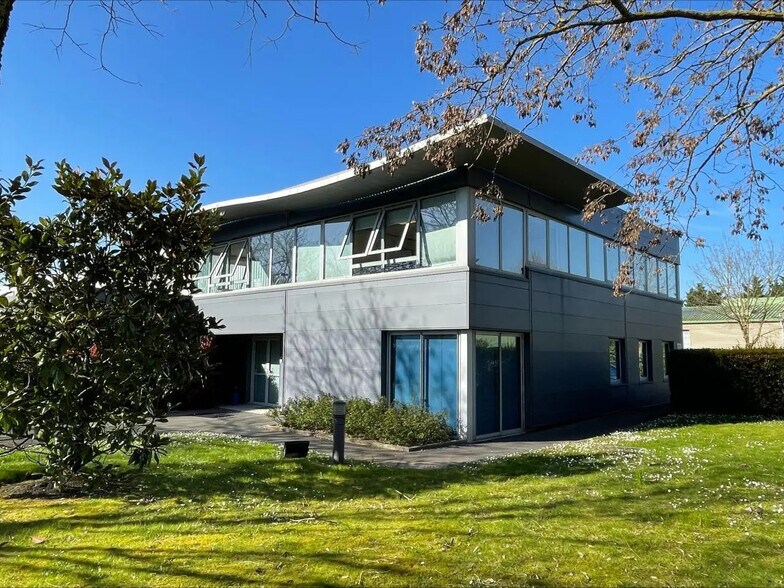 Flex in Le Plessis-Bouchard for sale - Building Photo - Image 2 of 17