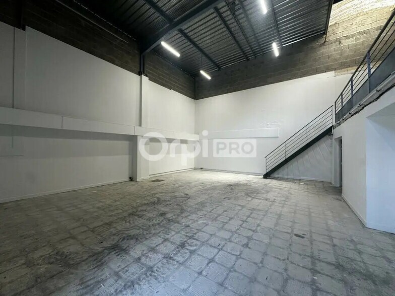 Flex in Genas for lease - Interior Photo - Image 2 of 10