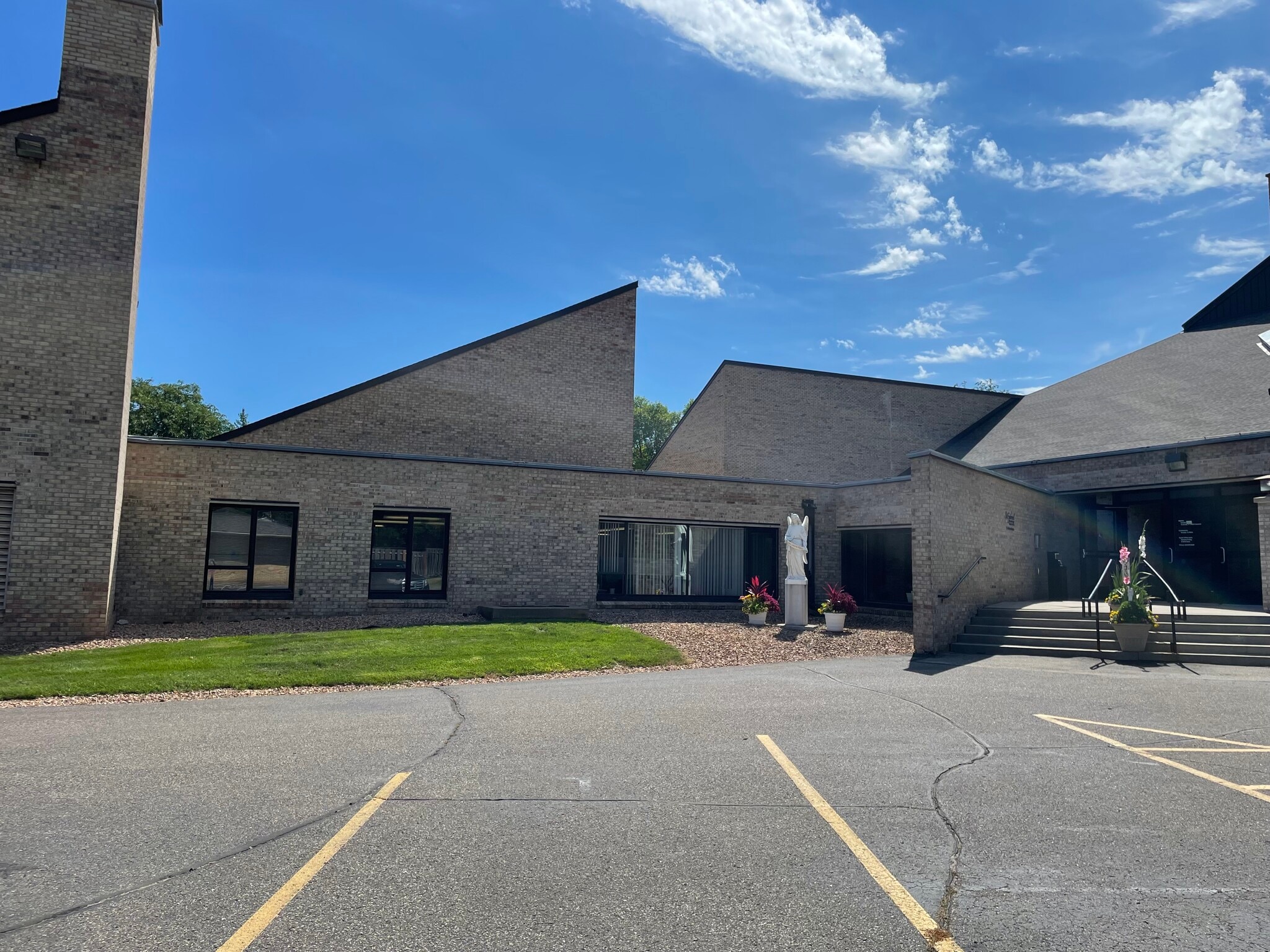 6 Interlachen Rd, Hopkins, MN 55343 St. Gabriel's Catholic Church