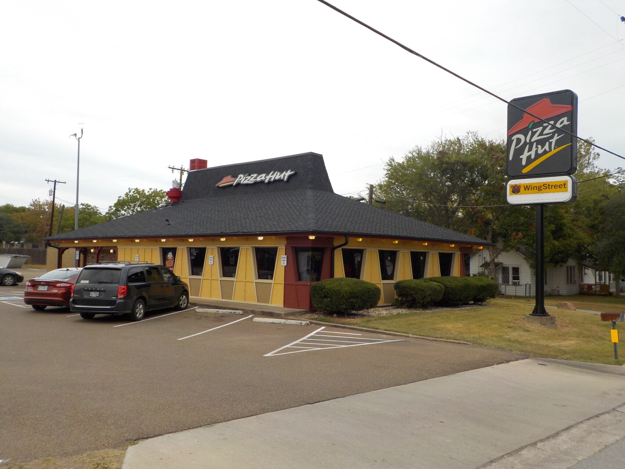 1201 W Grand Ave, Yoakum, TX 77995