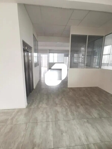Office in Joinville-le-Pont for lease - Interior Photo - Image 2 of 12