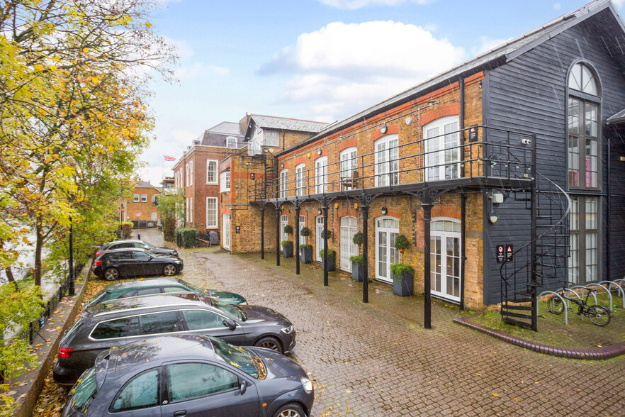 Mortlake High St, London for lease - Building Photo - Image 1 of 1