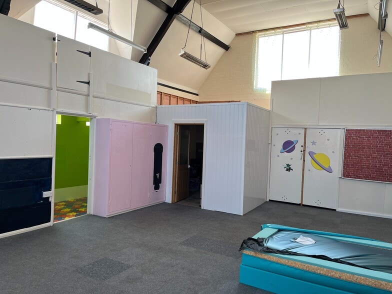 51 Howsell Rd, Malvern for sale - Interior Photo - Image 2 of 4