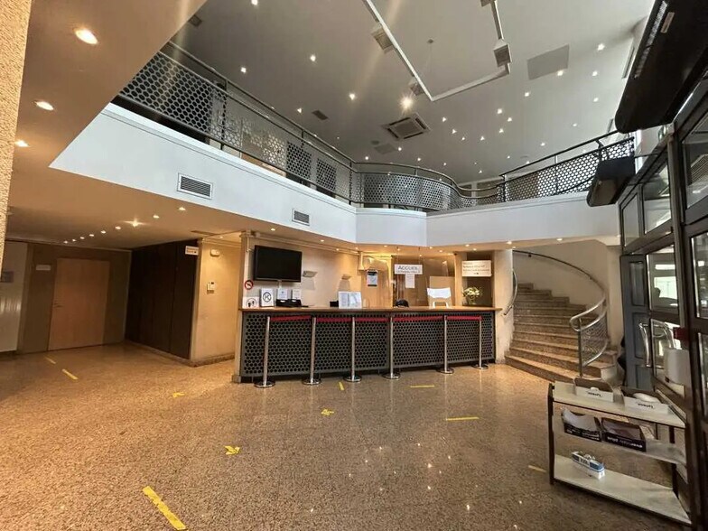 Office in Créteil for lease - Lobby - Image 2 of 4