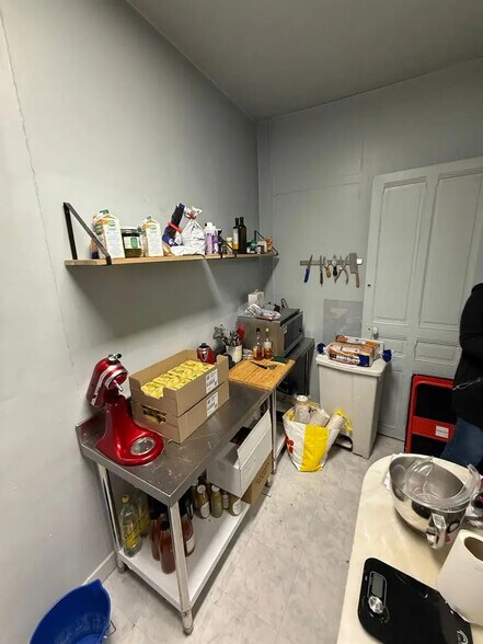 Retail in Boulogne-Billancourt for lease - Interior Photo - Image 2 of 4