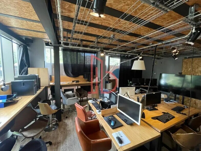 Office in Bordeaux for lease - Building Photo - Image 2 of 6