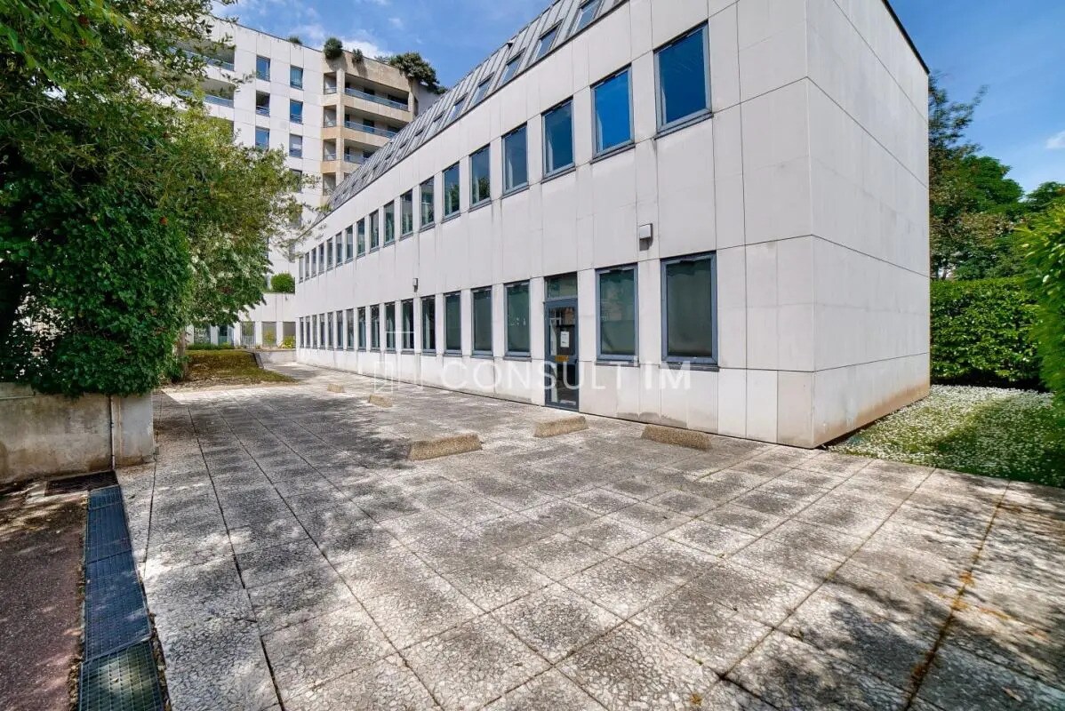Office in Courbevoie for sale Building Photo- Image 1 of 8
