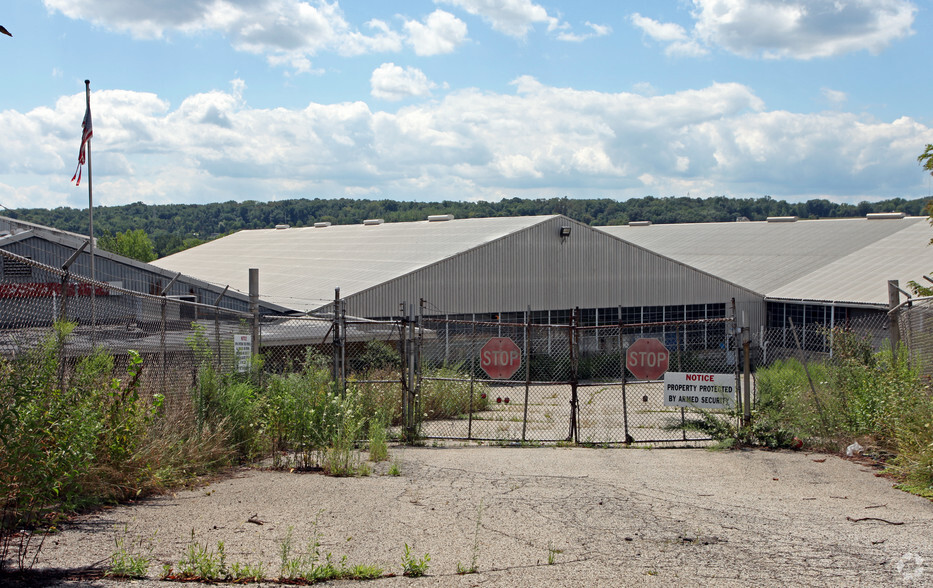 2415 Wilson Ave, Campbell, OH for lease - Primary Photo - Image 1 of 5