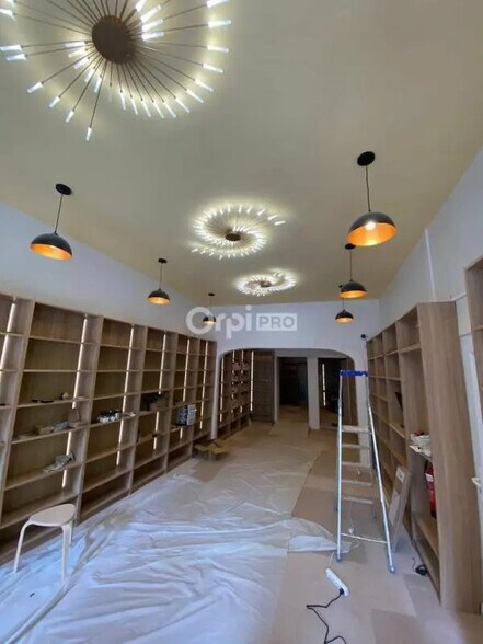 Retail in Avignon for lease - Interior Photo - Image 2 of 6