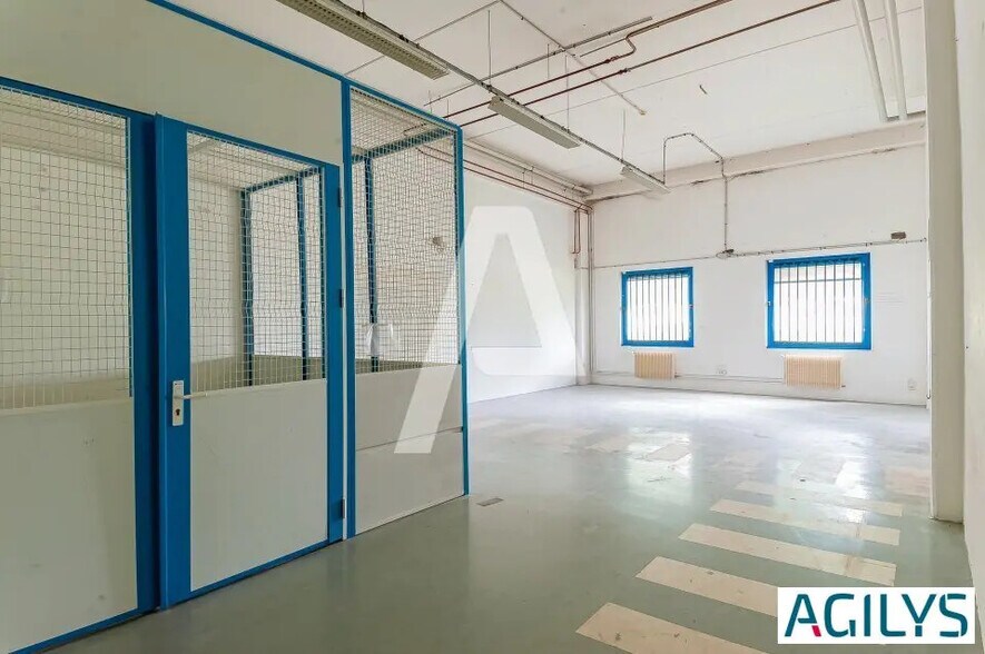 Flex in Villebon-sur-Yvette for lease - Interior Photo - Image 3 of 9