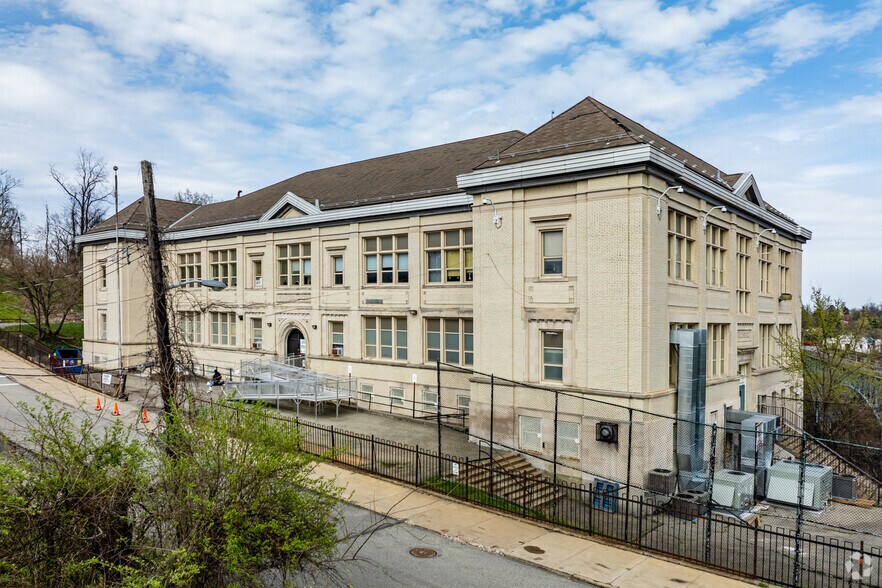 2610 Maple St, Pittsburgh, PA for sale - Primary Photo - Image 1 of 1