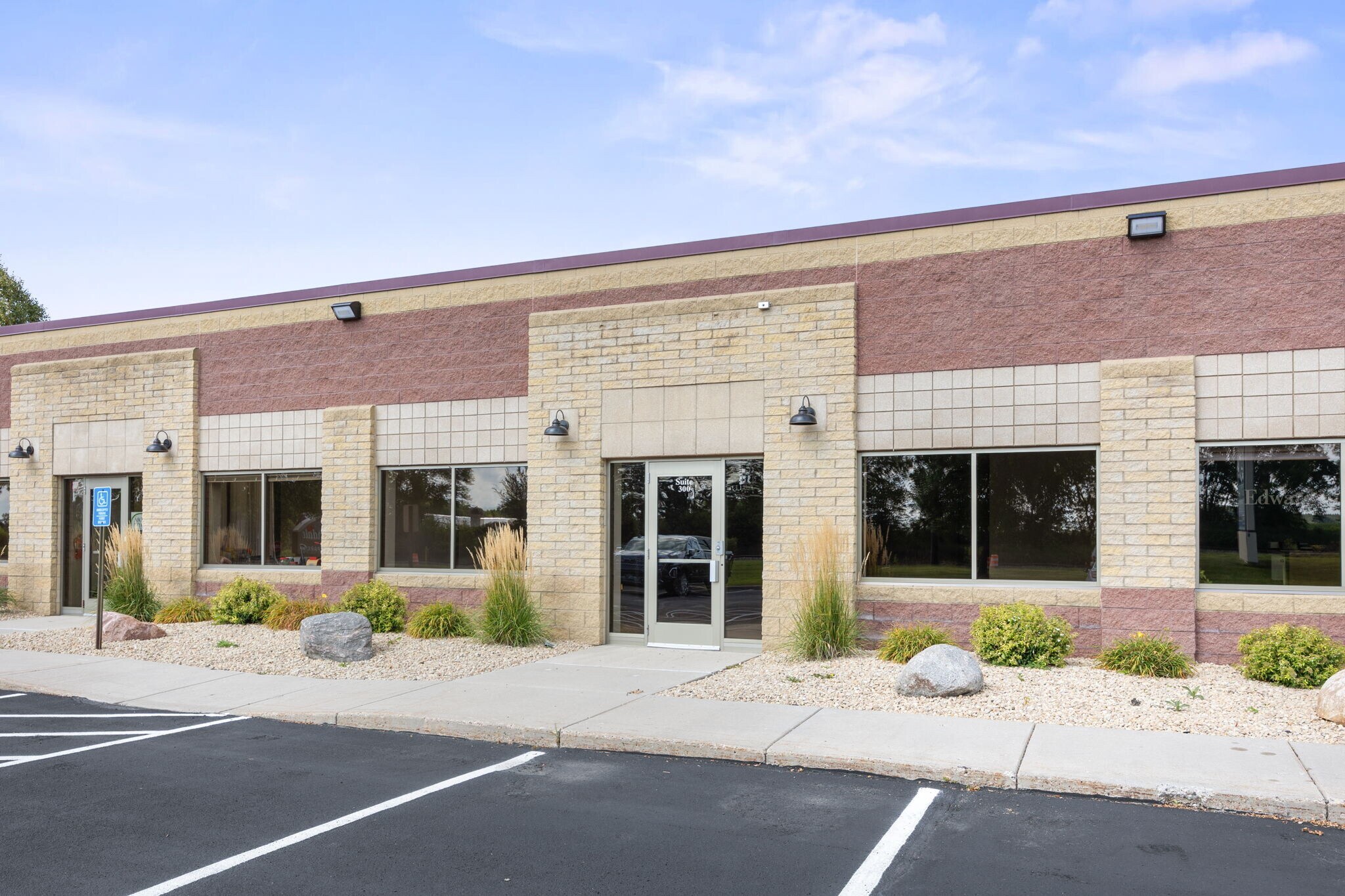 990 Elm St E, Annandale, MN for lease Building Photo- Image 1 of 4