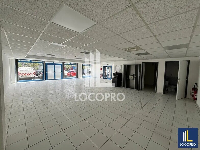 Office in Carros for lease - Interior Photo - Image 2 of 14