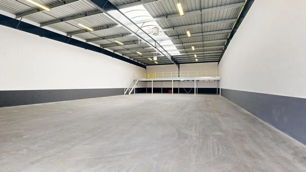 Industrial in Bezons for lease - Building Photo - Image 2 of 11