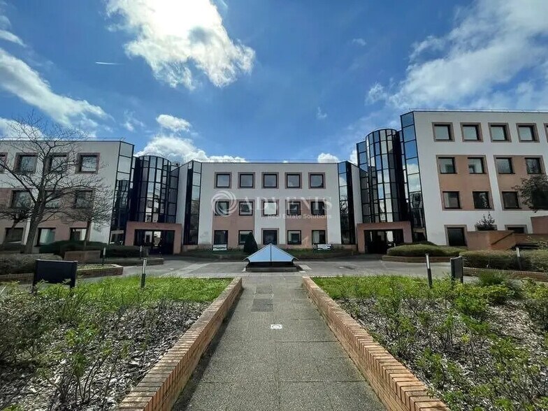 Office in Jouy-en-Josas for lease - Building Photo - Image 2 of 9