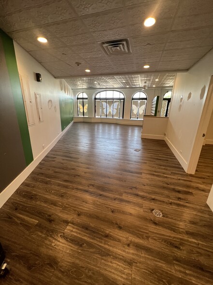 430 Park Ave, Highland Park, IL for lease - Interior Photo - Image 2 of 31