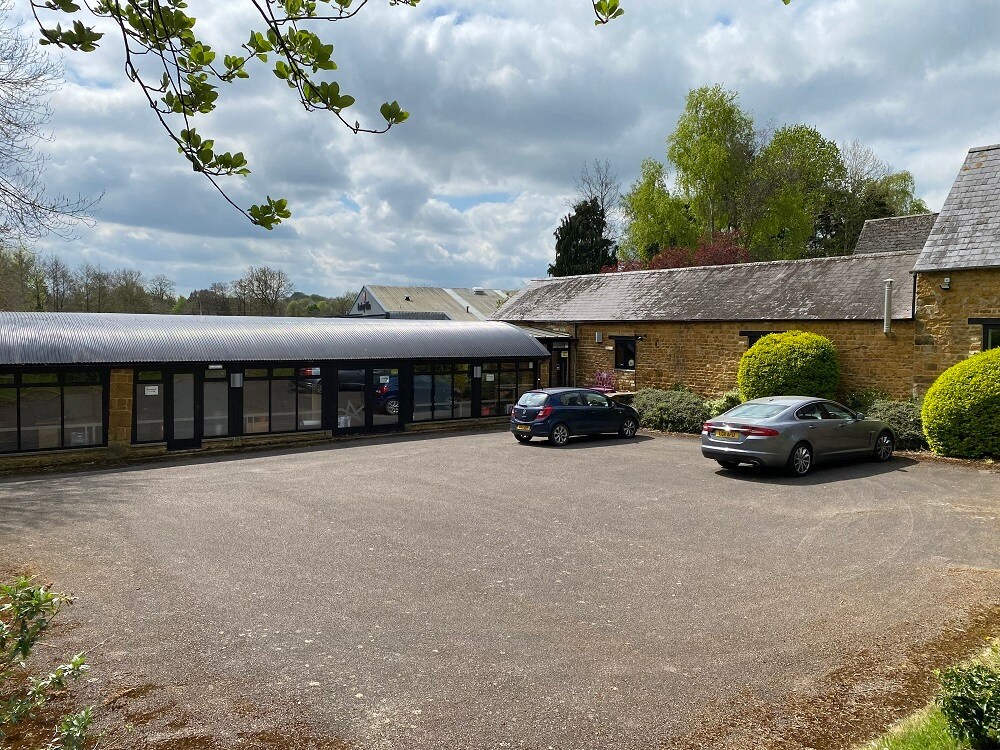 Bloxham Rd, Banbury, OX16 9UX