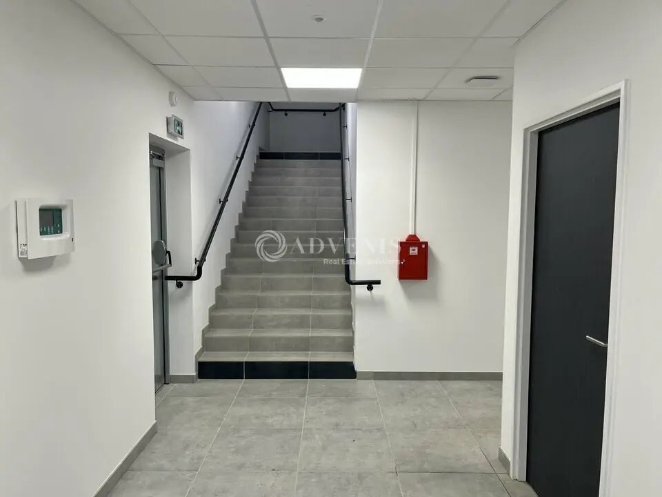 Industrial in Éragny for lease Interior Photo- Image 1 of 8