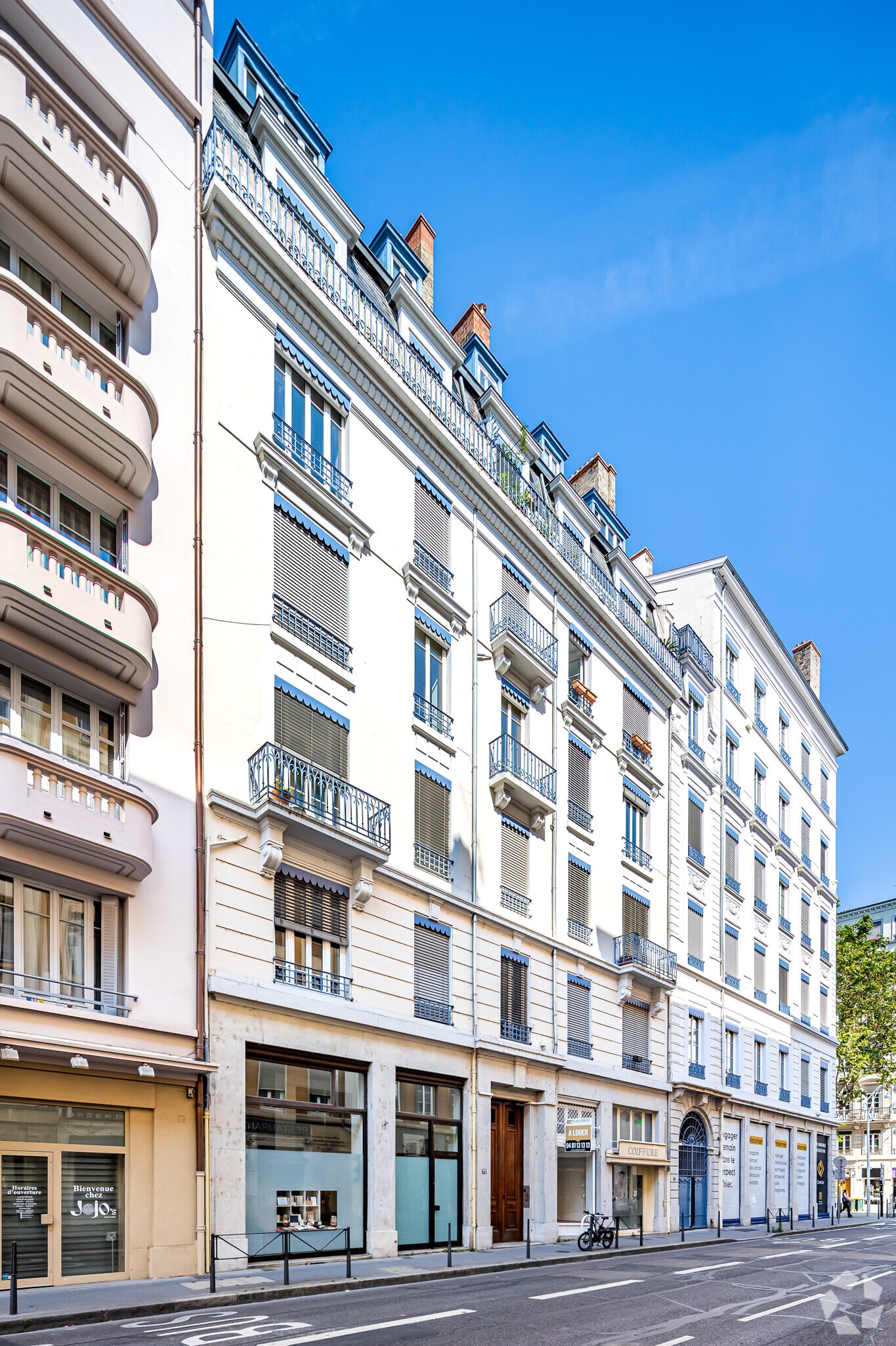 Retail in Lyon for lease Primary Photo- Image 1 of 5