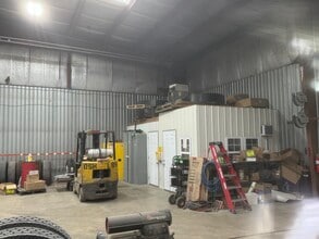 906 Beeler, Litchfield, IL for lease Interior Photo- Image 2 of 4