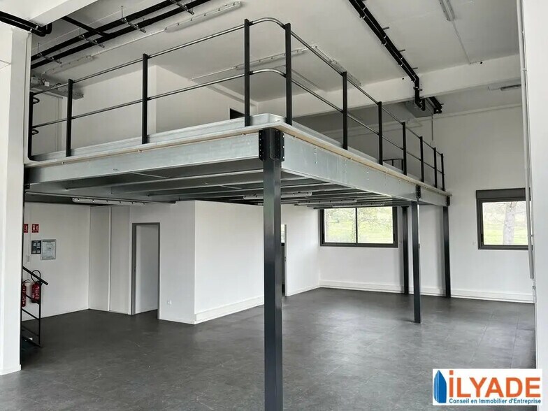 Office in Gardanne for lease - Interior Photo - Image 2 of 6